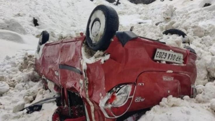 Car hit by avalanche in Shimla's Narkanda, three injured