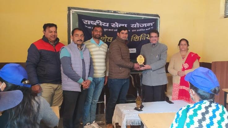 Dadlaghat: Construction of beds in temples on the seventh day of NSS camp