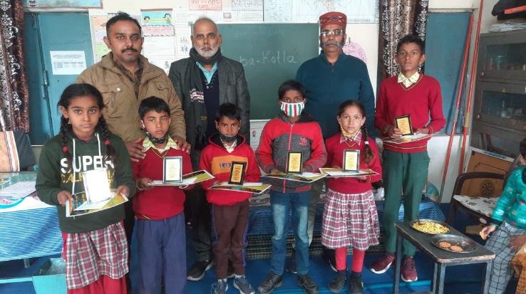 Distribute prizes and sweaters to the promising ones in Kasba Kotla