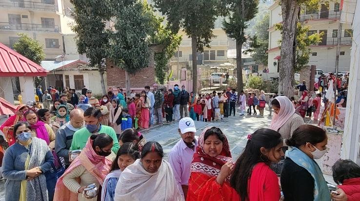 Devotees gathered in the Shiva temple, Darlaghat