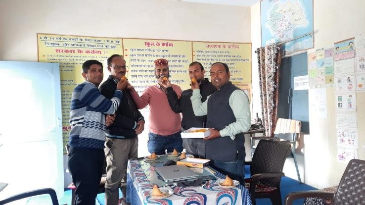 Jaswan Paragpur: Sanskrit teachers distributed sweets in Kasba Kotla