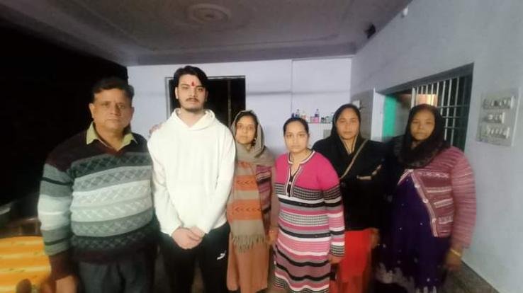 Shivalik of Lambagaon, doing MBBS in Ukraine, reached his home safely