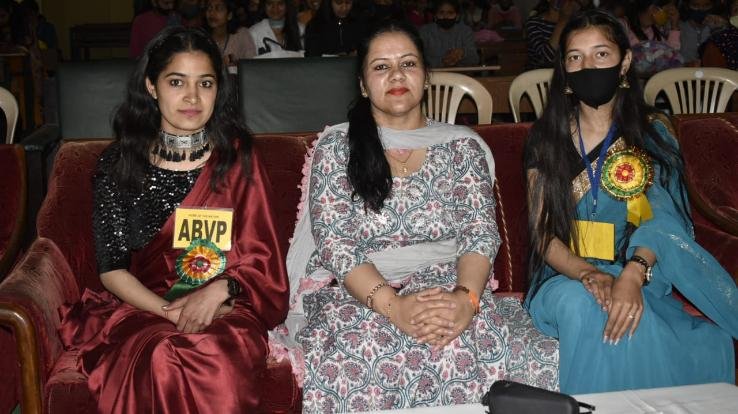  Forgetting her existence, she plays every character, this is the goddess who makes the house a heaven