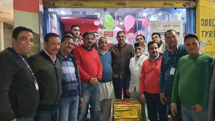 Kangra: Oxygen concentrator given to Jan Manush Seva Sangathan by Zilla Parishad President Ramesh Brar