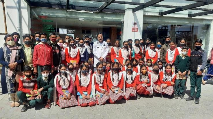 Students of Dhulara and Samot School reached Shri Balaji Hospital Kangra, discussed with Dr Rajesh Sharma