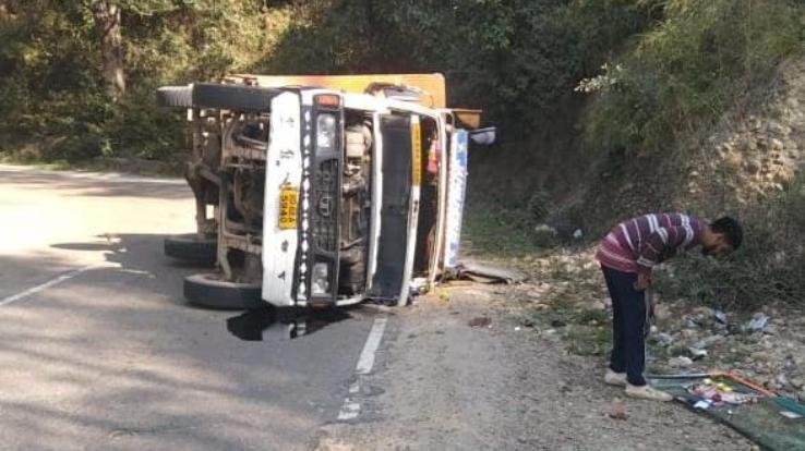 Pickup overturned due to imbalance in Chali, damaged