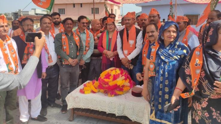  BJP workers arrived to congratulate the former MLA of Indora on the victory of BJP in Mukerian