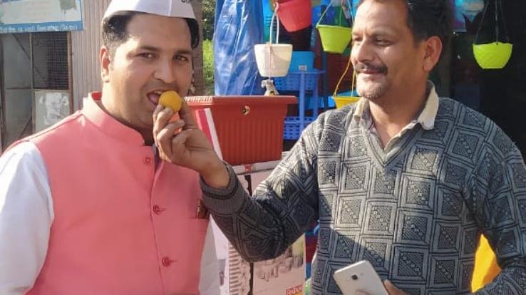  AAP workers celebrated happiness by distributing fireworks and laddoos