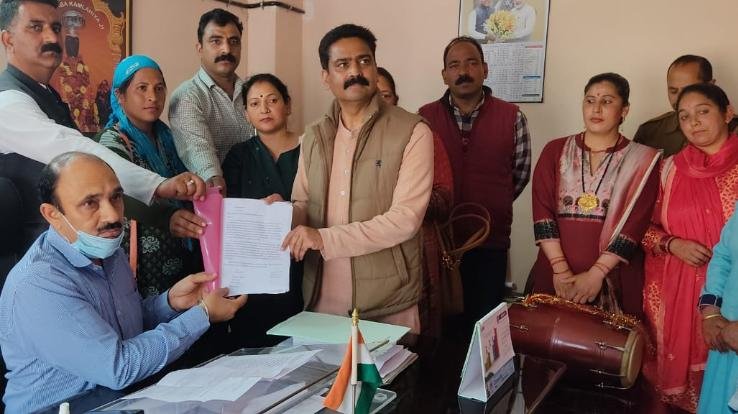 Dharampur: MNREGA workers protest outside SDM office