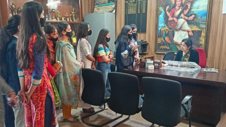 SFI submitted a memorandum to the principal about the problems being faced by the girl students in the girls common room