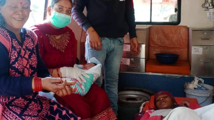 The cry of the child resonated in the 108 ambulance