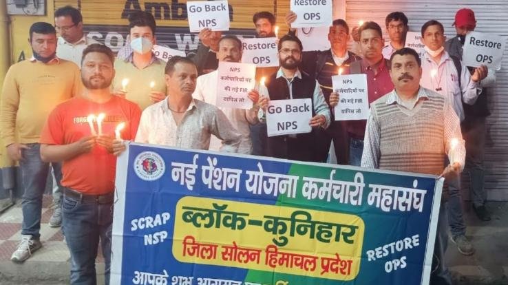 New Pension Scheme Employees Federation Hio Pro Block Kunihar took out a candle march