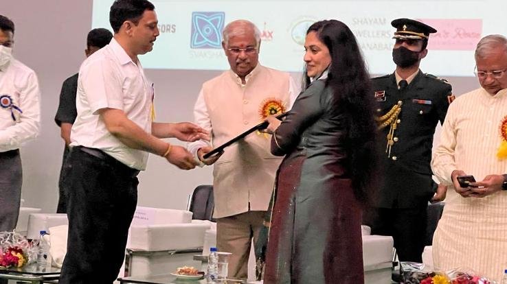 Shyam Verma got honor from Governor for excellent work