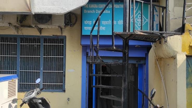 Two ATMs of Dadasiba cashless, money is not coming out, people are upset