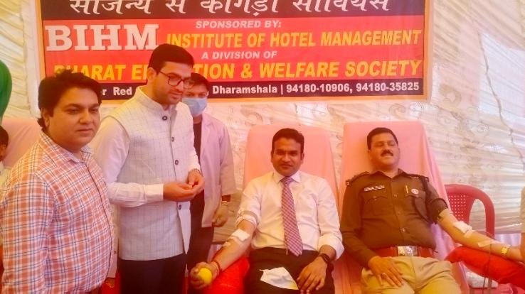 Deputy Commissioner himself started the blood donation camp by donating blood