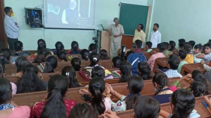 tudents of Central Sanskrit University saw the discussion program on PM Modi exam