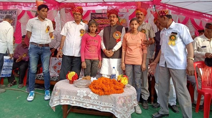 Vipin Parmar honored Sona and Aanchal of Lambagaon