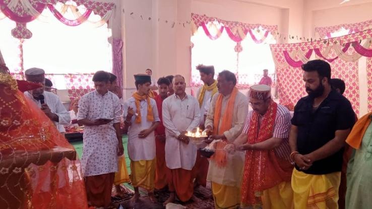 Trilok Kapoor made her head to mother Chamunda