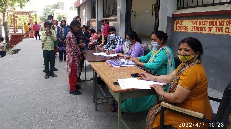  In Bir-Bageda, 12 to 14 year old students got the vaccine