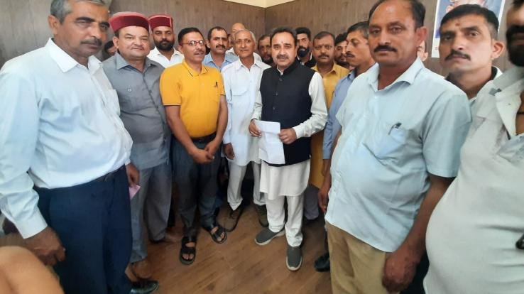 Panchayat delegation met Ratna Pal regarding the demand