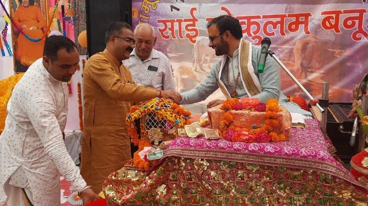 In Gaushala Banuri, Bikram Thakur started the collective Shrimad Bhagwat Katha