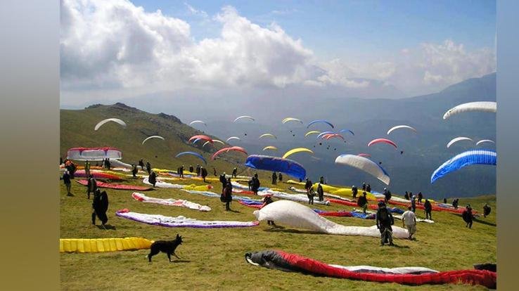  People from all over the world reach the world famous Bir Billing valley to talk by air.