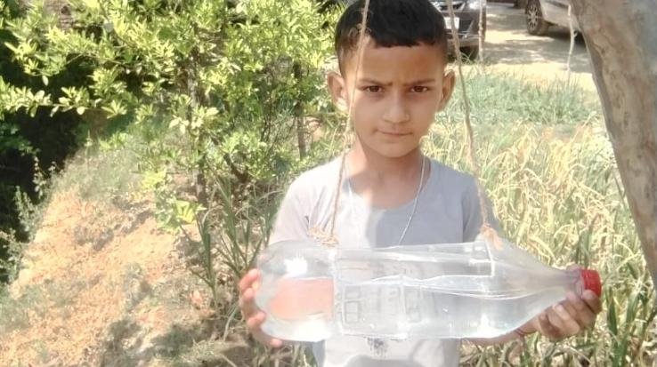 Indora: The child studying in the first grade made aware to save nature, arranged water for the birds