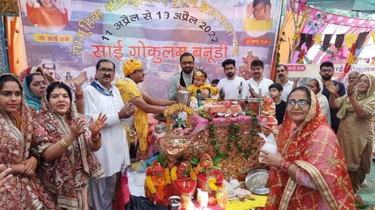 Dehra: Dehra: Shri Krishna birth anniversary on the fifth day of Bhagwat Katha in Banuri Gaushala