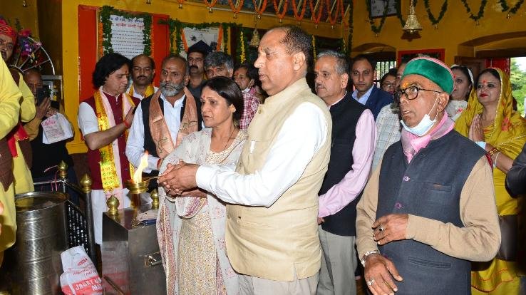 Chief Minister offers prayers at Hanuman temple Jakhu