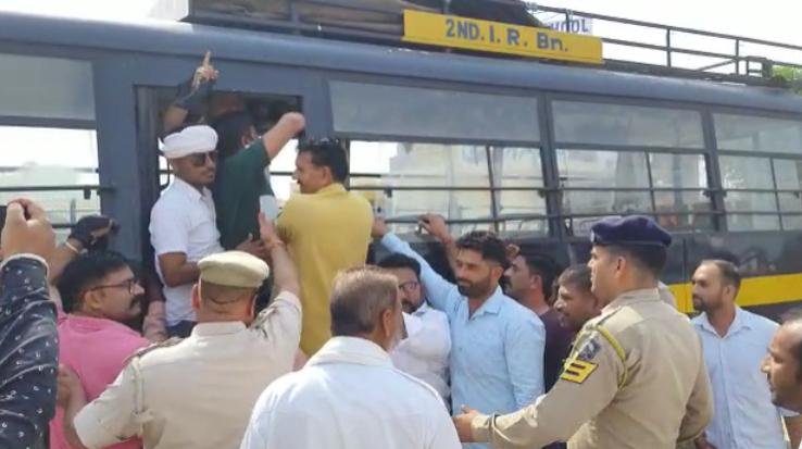 Youth Congress workers who are going to show black flags to the Chief Minister in Indore were detained by the police.