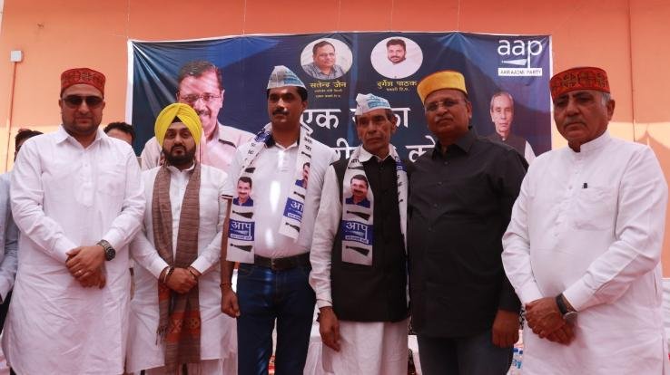  Hundreds of people joined AAP