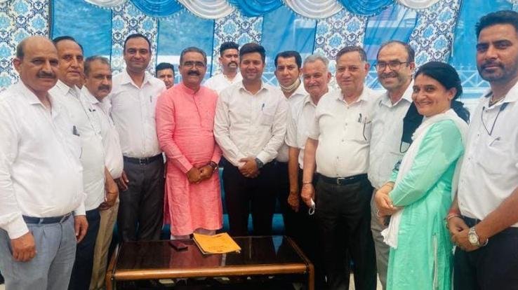 Dehra: Delegation of Bar Council Dehra met Industries Minister Bikram Thakur