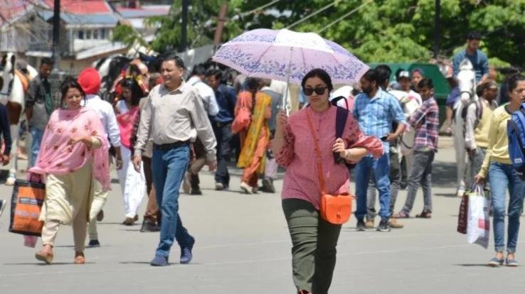 Himachal is suffering due to heat, the temperature is running 4 to 5 degrees above normal