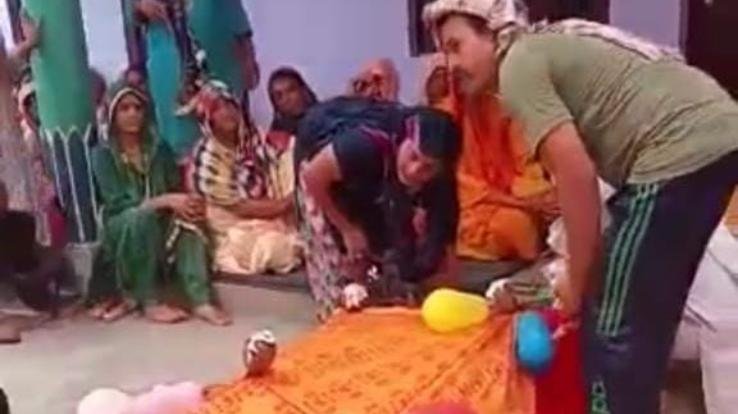 Daughter Rita Devi performed the duty of son by shouldering the mother in rituals