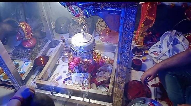 The person who innovates in Ashapuri temple, Ashish takes the bags