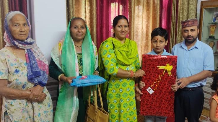 Divyansh Dhiman got the first place in science churning, Panchayat honored