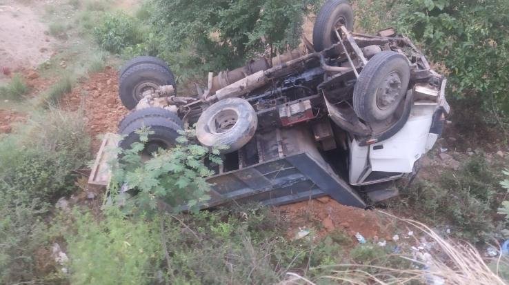 Tipper overturned on Maira bridge