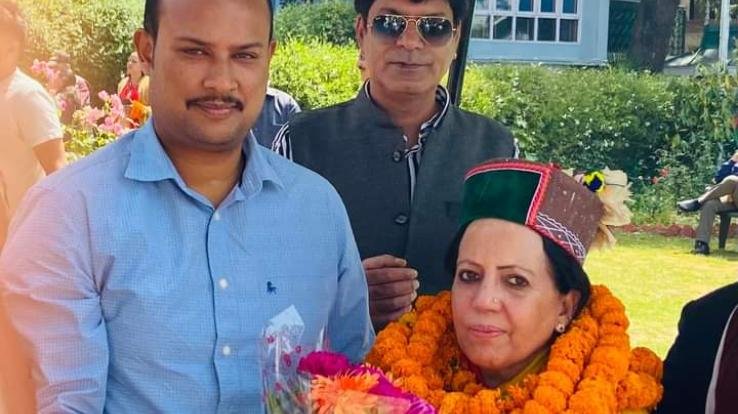 Yadavindra Goma congratulating the new state president of Congress, Pratibha Singh.