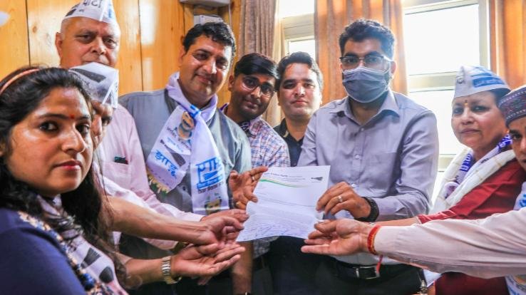 AAP sent a memorandum to the governor against the flags in the assembly premises