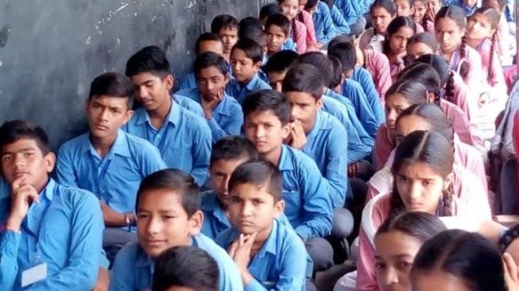  शिमला के गवाही स्कूल में तीन छात्रों को शिक्षा दे रहे चार शिक्षक 