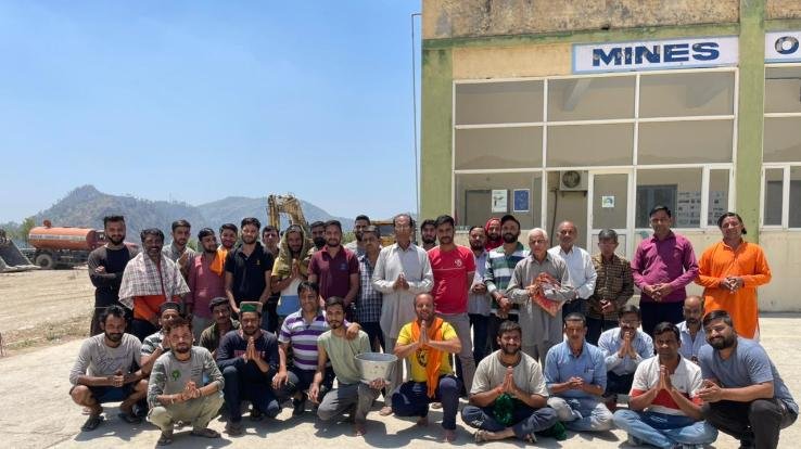 Ambuja's Kashlog and Mangu Gyana mining work completely stopped even on the fourth day.