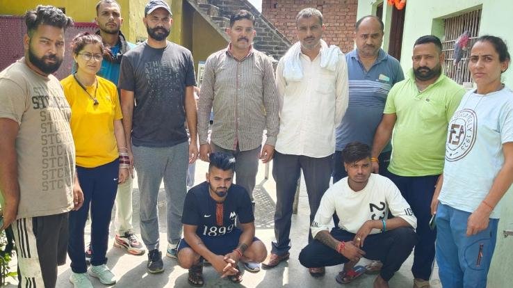 Uncle and nephew held with chitta and money