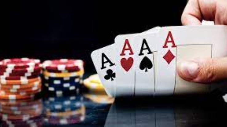  Police caught two people gambling on the spot