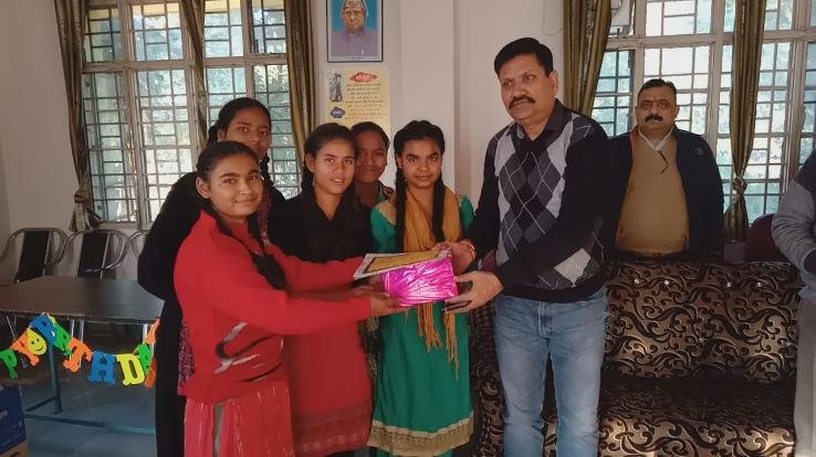 बालिका आश्रम गरली की बच्चियों संग देहरा एसडीएम धनवीर ठाकुर ने मनाया जन्मदिन