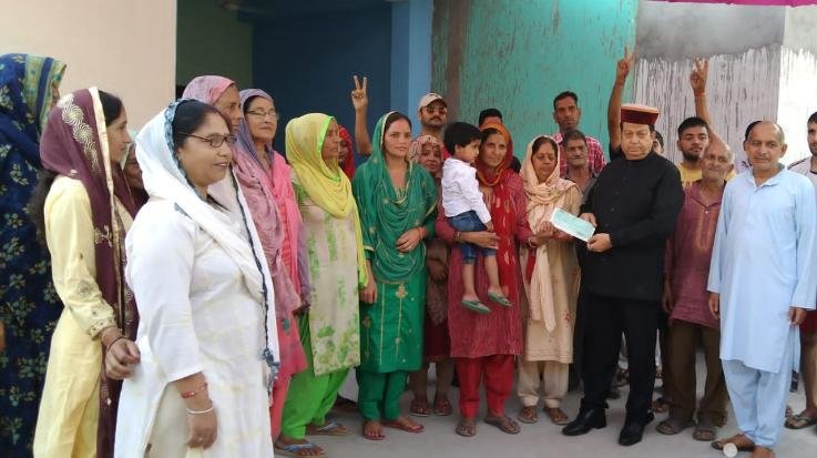 Former MLA Surendra Kaku handed over an amount of 10 thousand to Chatreta Mahila Mandal