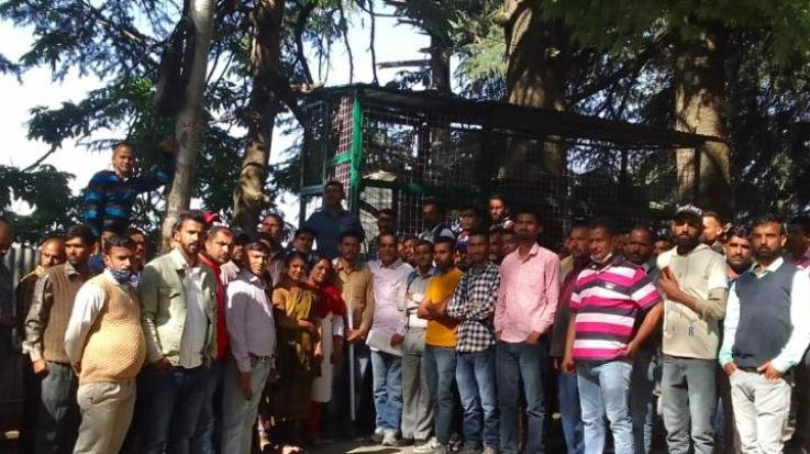 Water guards who have completed 8 years' tenure should be made on contract