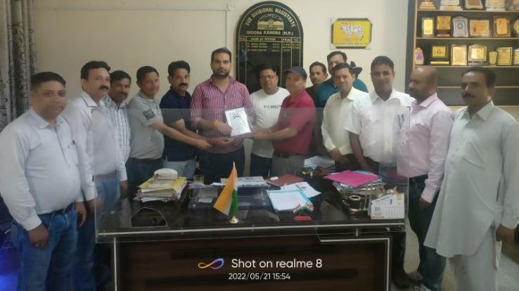 State Primary Teachers Association honored by giving memento on the transfer farewell of SDM