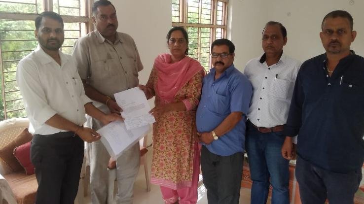 Memorandum handed over to the express rail to stop the railway station - Manjit Dogra