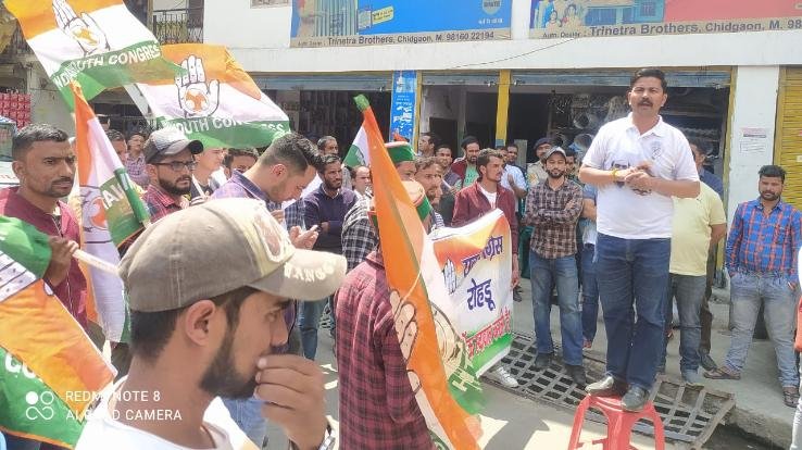 Youth Congress burns effigy of DGP Sanjay Kundu in Chadgaon