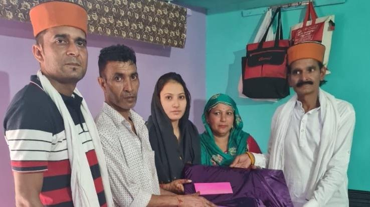 Social worker Mukesh Thakur gave omen in the marriage of girls